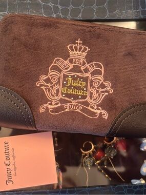 Juicy Couture Cream and Gold Zip-Around Card Wallet